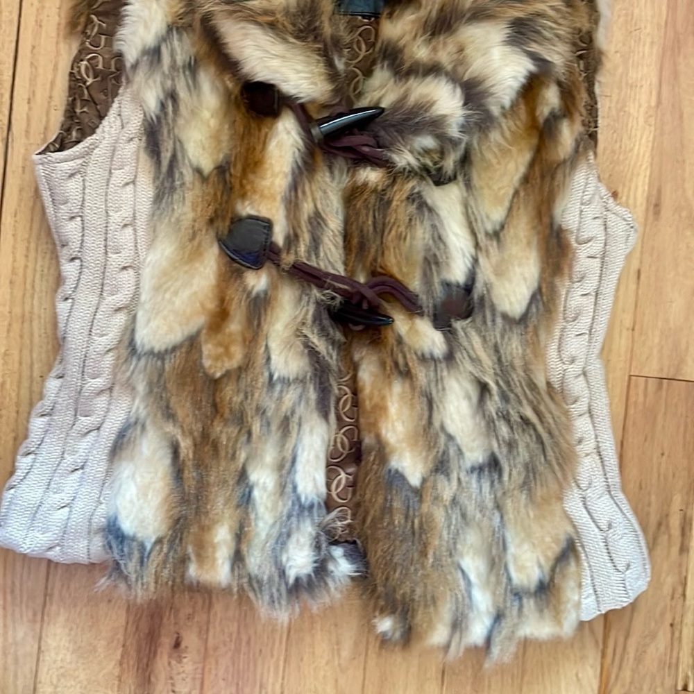 Guess cream faux fur sweater vest sz medium - Picture 8 of 9